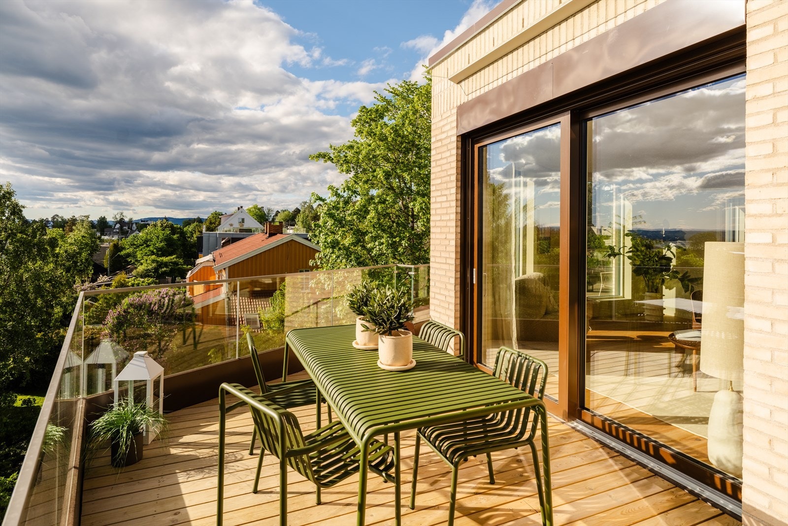 Fra både stuen, kjøkkenet og hovedsoverommet er det adkomst til en terrasse på hele 52 kvm. Galleribilde