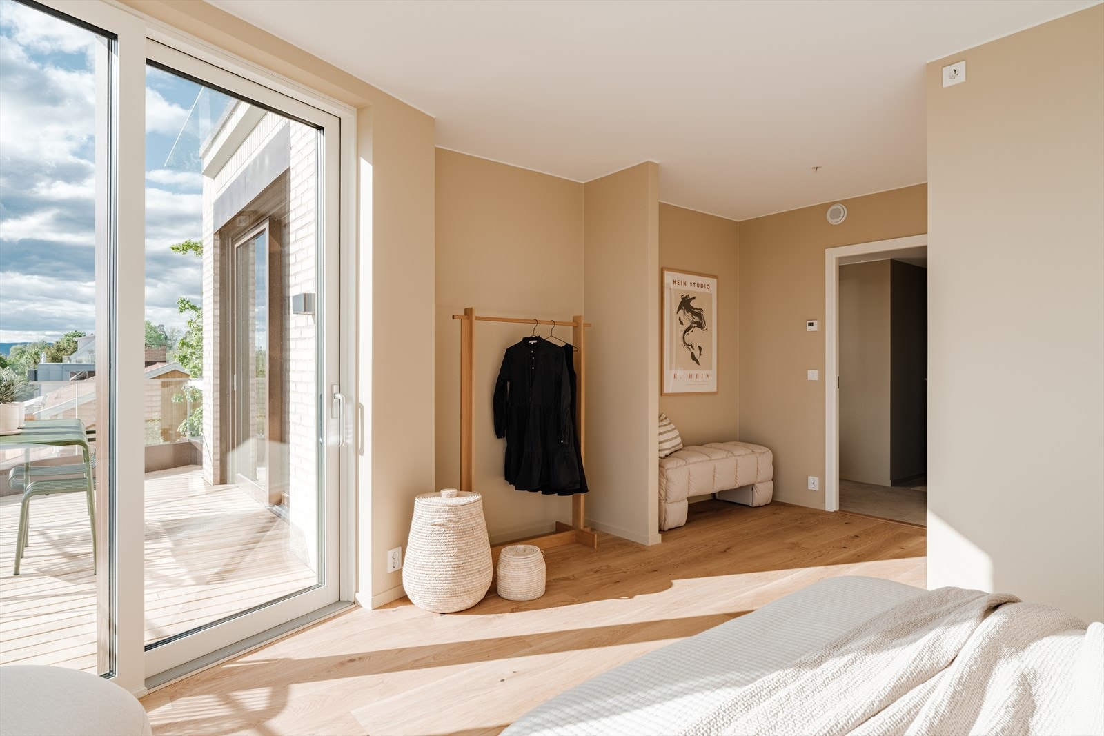 Det er avsatt god plass til garderobeskap på soverommet. Galleribilde