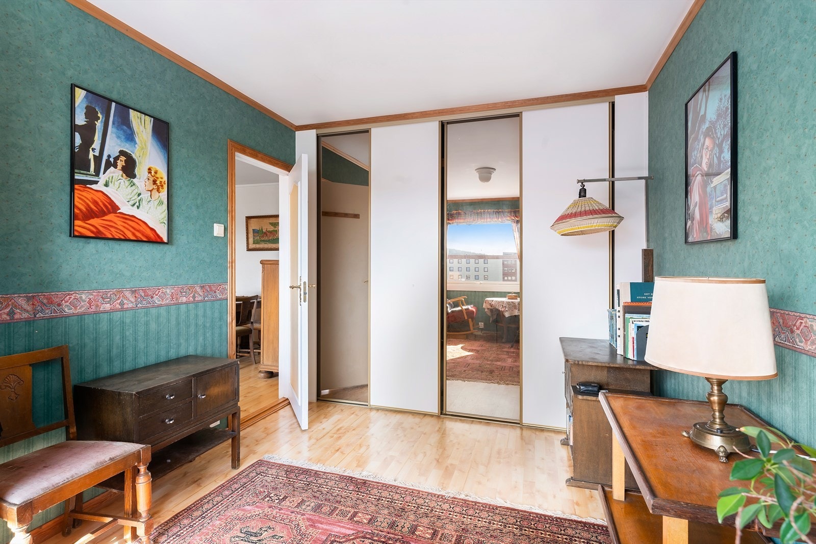 Oppbevaring har man i en romslig skyvedørsgarderobe som går langs hele veggen. Galleribilde