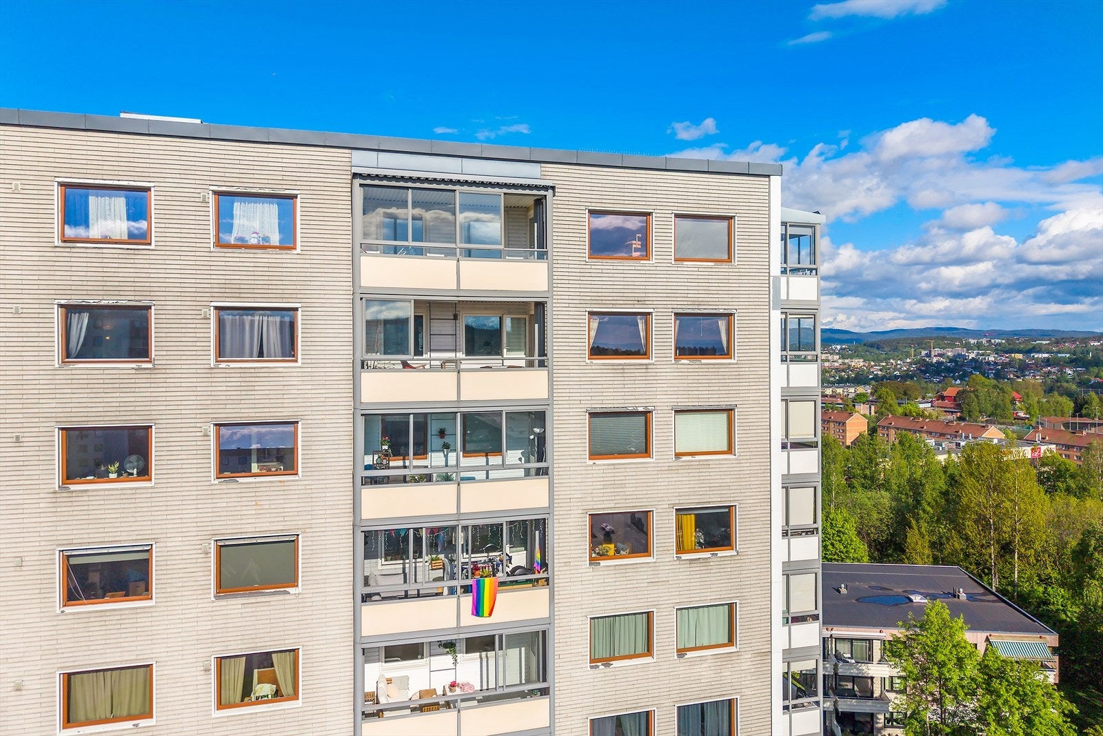 Bygget har heis, som tar deg enkelt og raskt opp til leiligheten i 11. etasje. Galleribilde