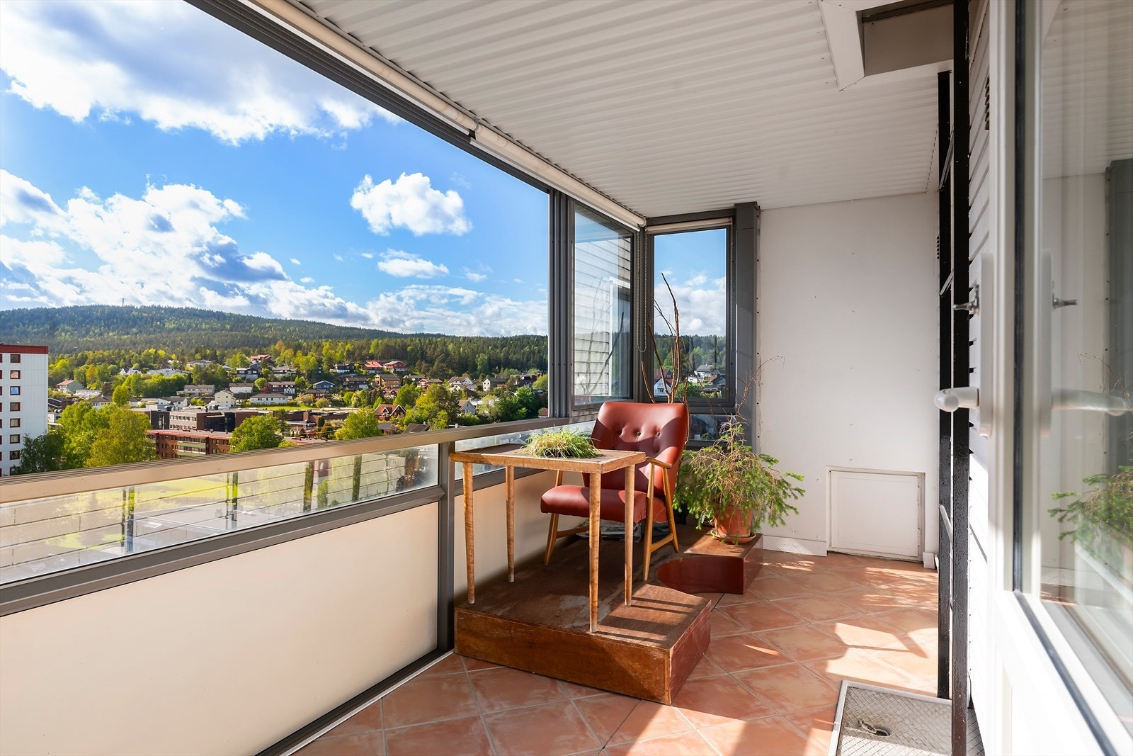 Balkongen er på 9 m² med innglassing som kan åpnes opp. Galleribilde