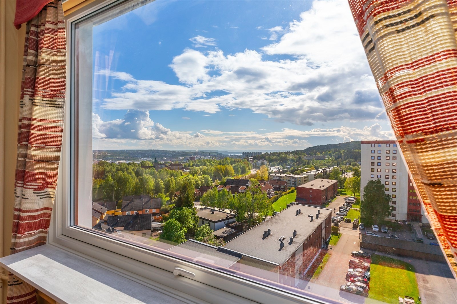 Vinduer og balkongdør ble skiftet ut i regi av borettslaget i 2020 og 2024. Galleribilde
