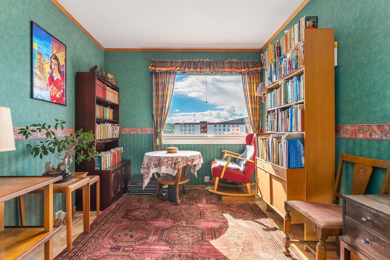 Det største soverommet fra stuen har god plass til dobbeltseng, nattbord og mediemøbler. Galleribilde