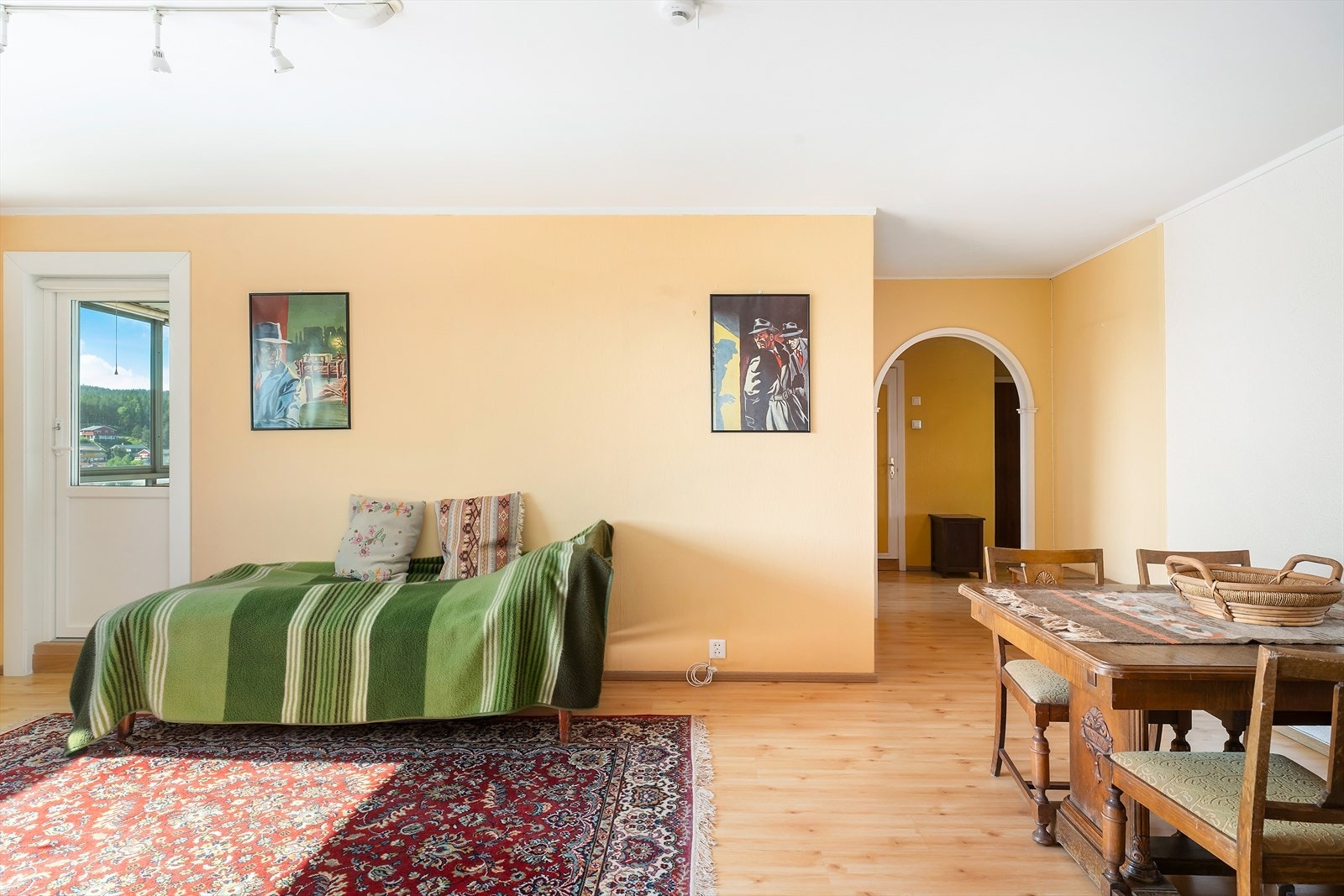 Stuen har en god utforming med møbleringsmuligheter for en spisestue og sofagruppe med stuebord. Galleribilde