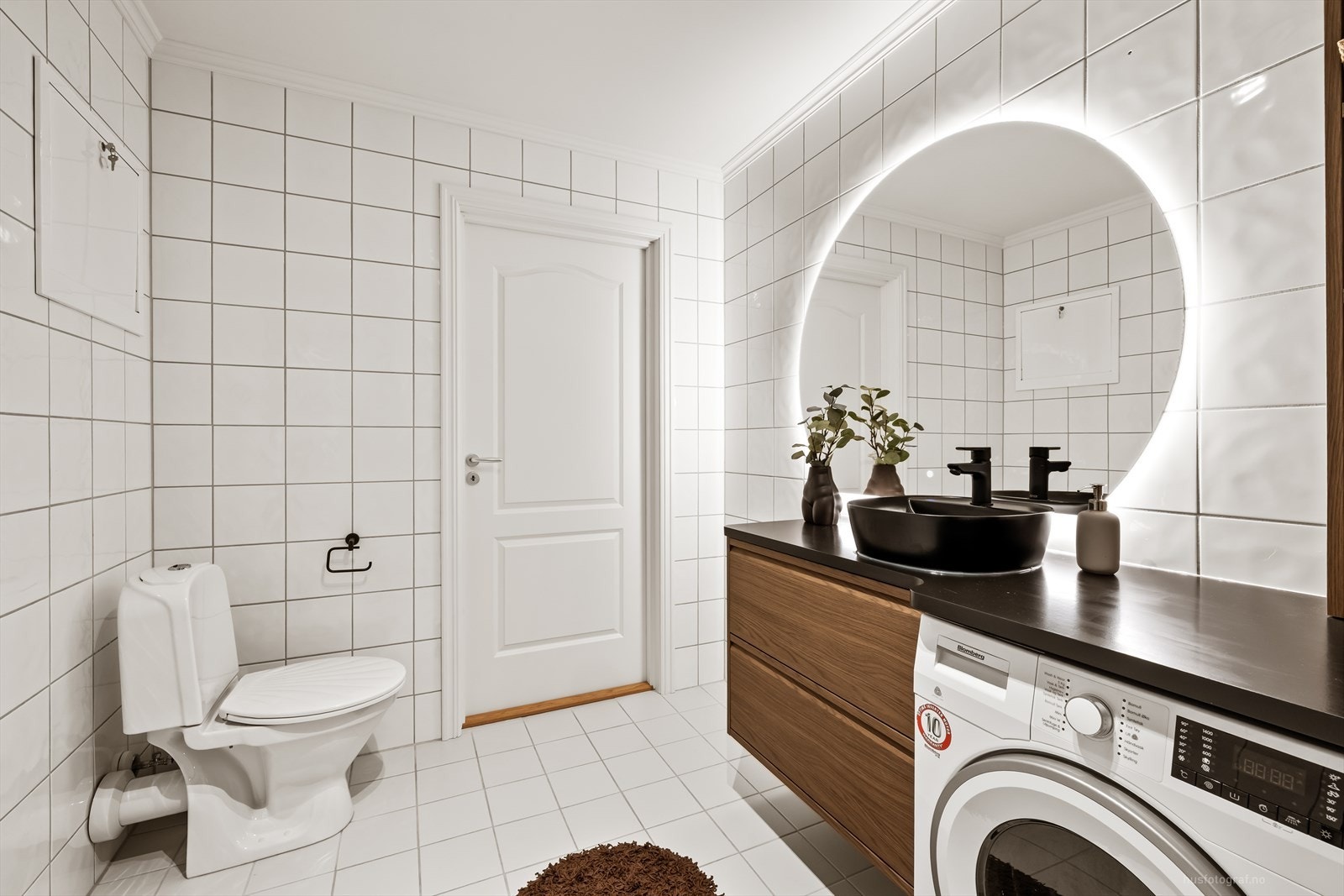 Badet i hovedetasjen er fra byggeåret og fungerer også som vaskerom med opplegg for vaskemaskin. Galleribilde