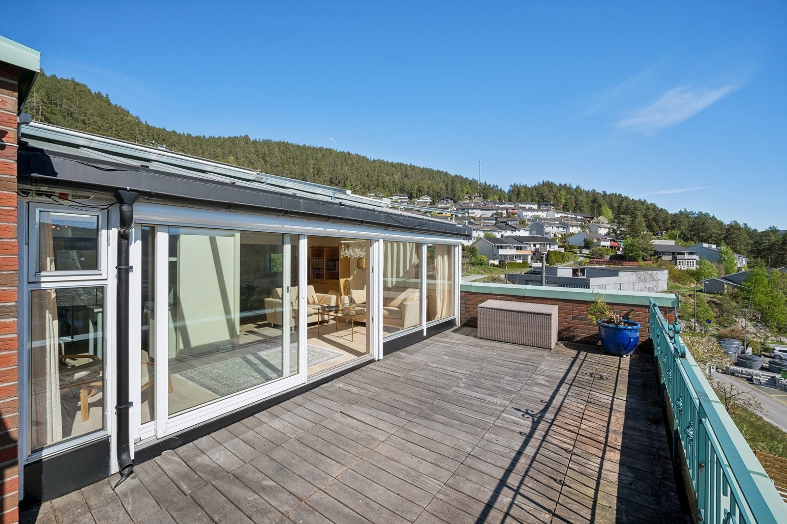 Herlig uteplass med god plass til både sittegruppe og beplantning, kombinert med åpen og luftig utsikt. Galleribilde
