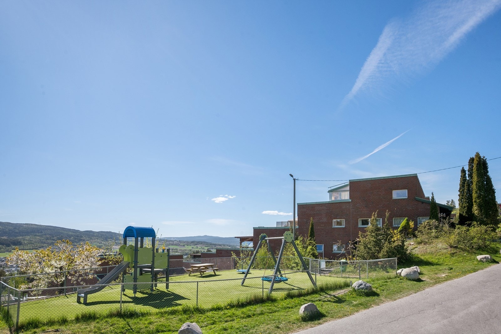 Et hyggelig og solrikt uteområde for store og små. Galleribilde