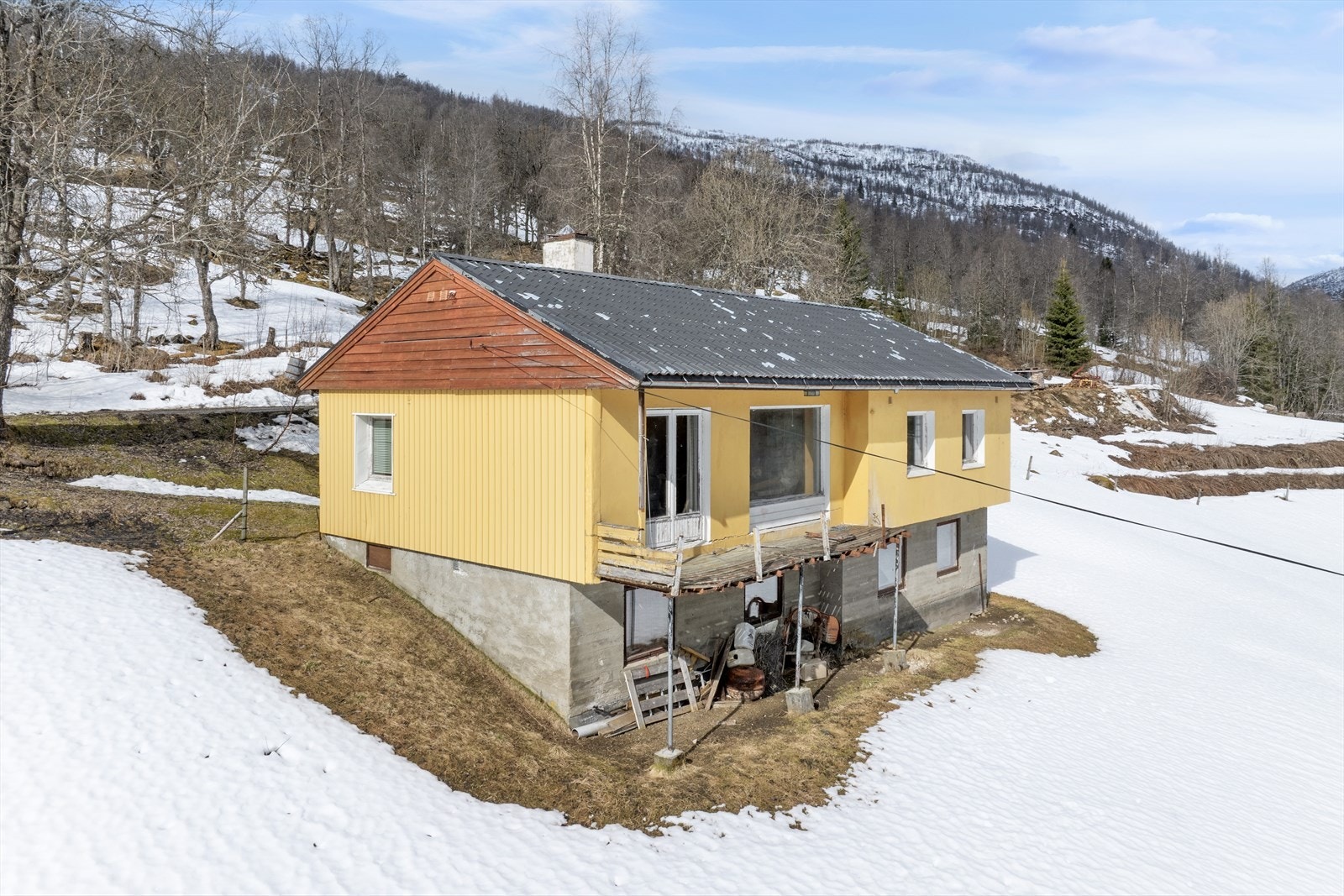 Vasslivegen 52 er eit småbruk som ligg naturskjønt til i Sogndalsdalen, om lag 12 km frå Sogndalsfjøra. Galleribilde
