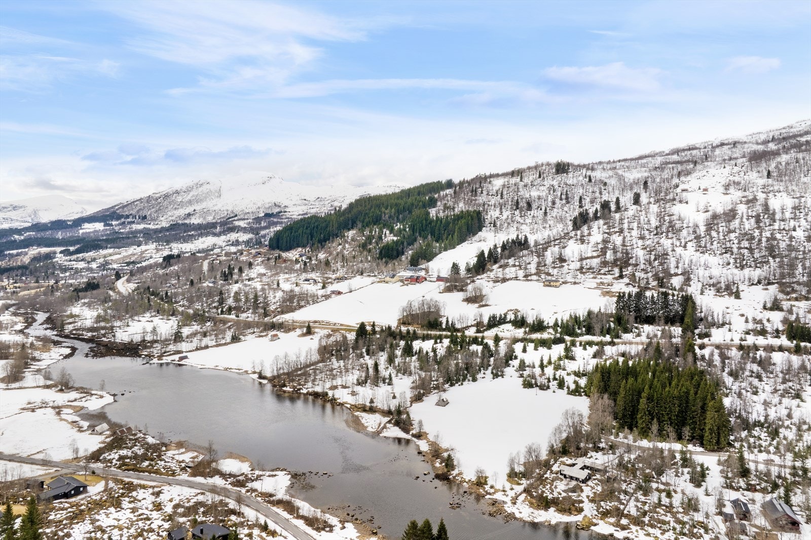 Eigedomen har flott utsyn over Dalavatnet og kort avstand til tur- og friluftsområde, samt Sogndal Skisenter. Galleribilde