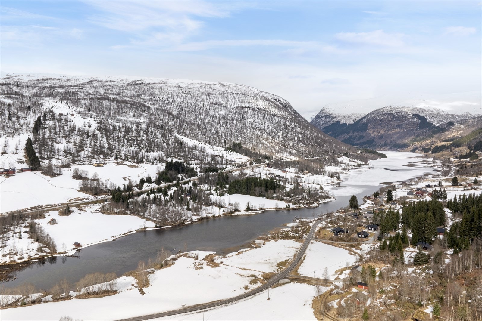 Jorda fordeler seg på begge sider av Fjærlandsvegen, men både dyrka jord og beiteteigar ligg i rimeleg nærheit til tunet. Galleribilde