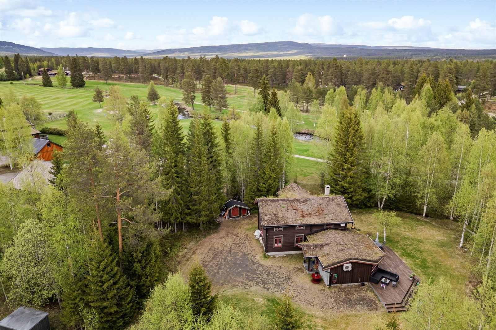 Med sin flotte beliggenhet rett ved golfbanen og de mange friluftsmulighetene området byr på, er eiendommen et godt utgangspunkt enten du liker tradisjonelt friluftsliv eller å spille golf. Galleribilde