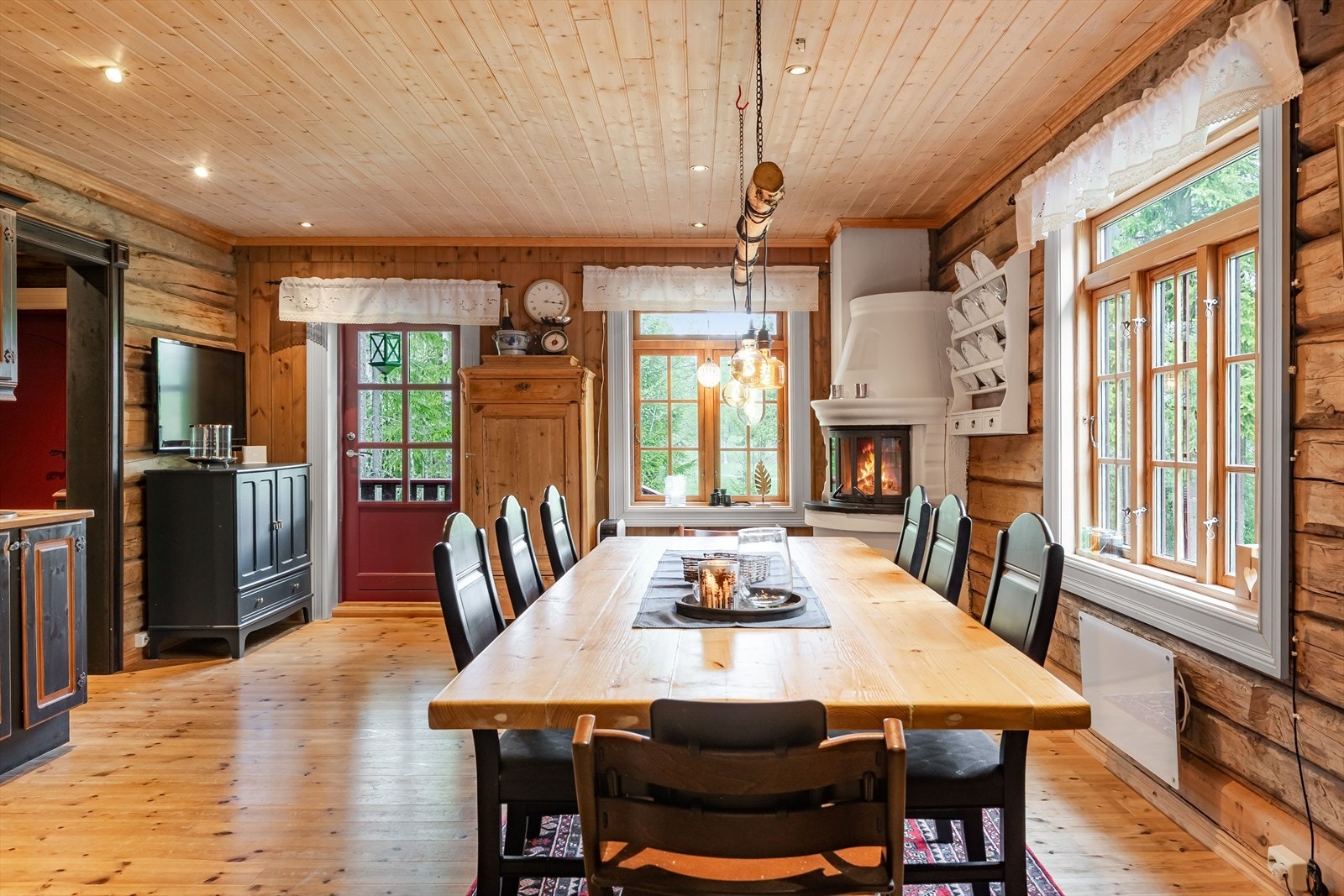 Kjøkkenet ligger i den laftede delen av hytta og har synlige tømmervegger. Her er det også peis med innsats og dør ut til veranda. Galleribilde