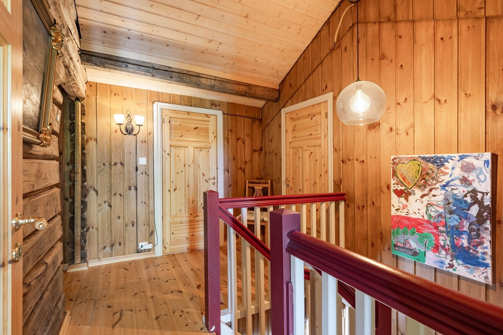 Vel oppe i andre etasje kommer man til en gang, med adkomst til samtlige rom som befinner seg i denne etasjen. Galleribilde