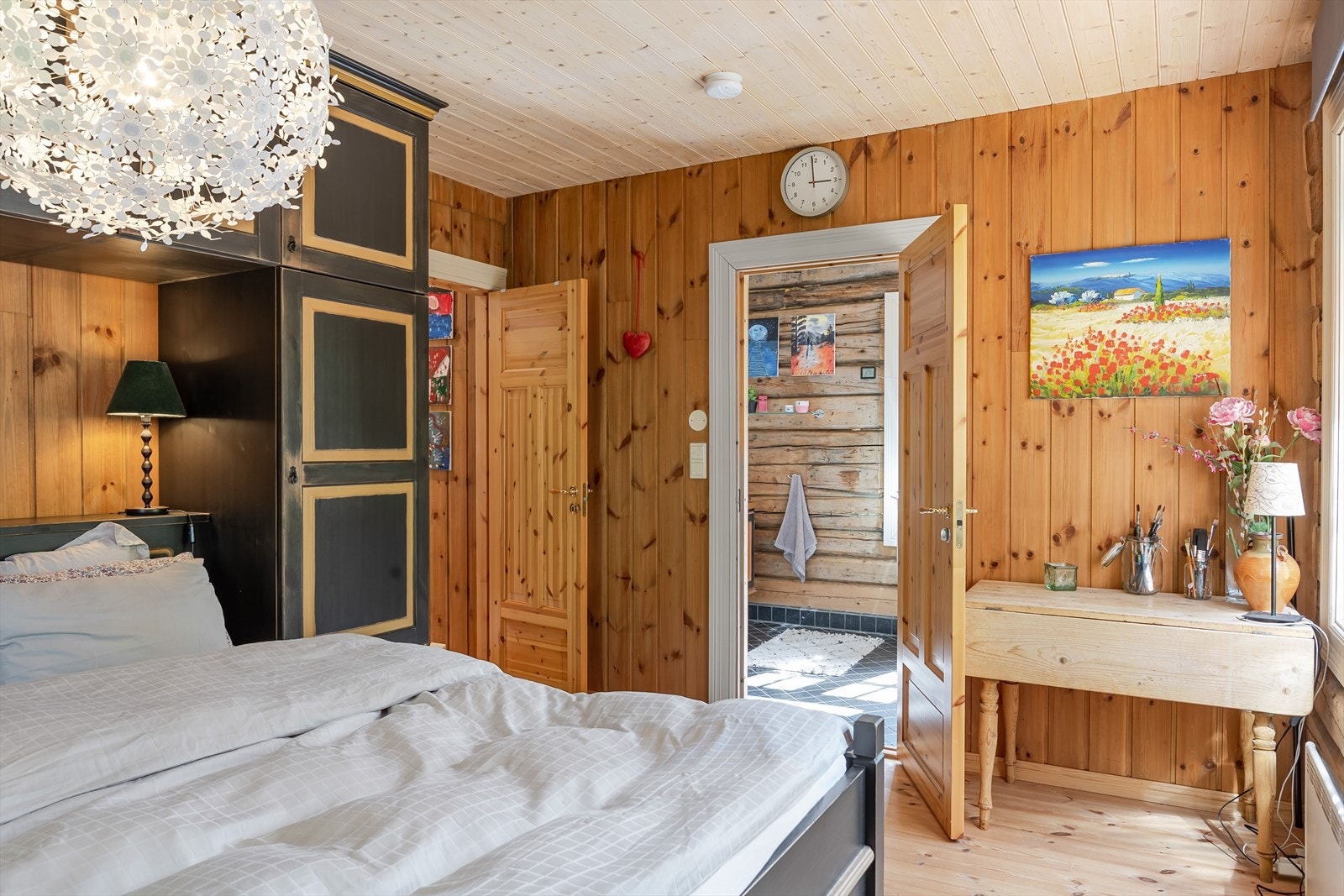 Hovedsoverommet er tilknyttet et eget bad i god størrelse. Galleribilde