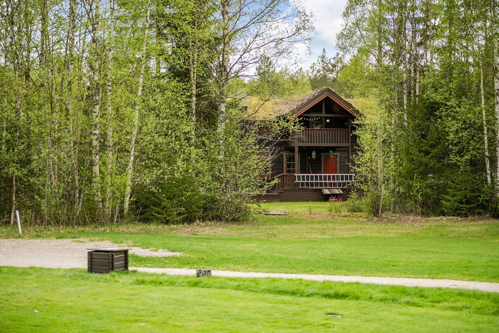 Eiendommen ligger bokstavelig talt rett ved golfbanen og består av et tømmerhus fra ca. 1750, som ble flyttet fra Alvdal og ført opp på eiendommen i 2003. Bygningen ble tilbygd samtidig med re-oppføring. Galleribilde