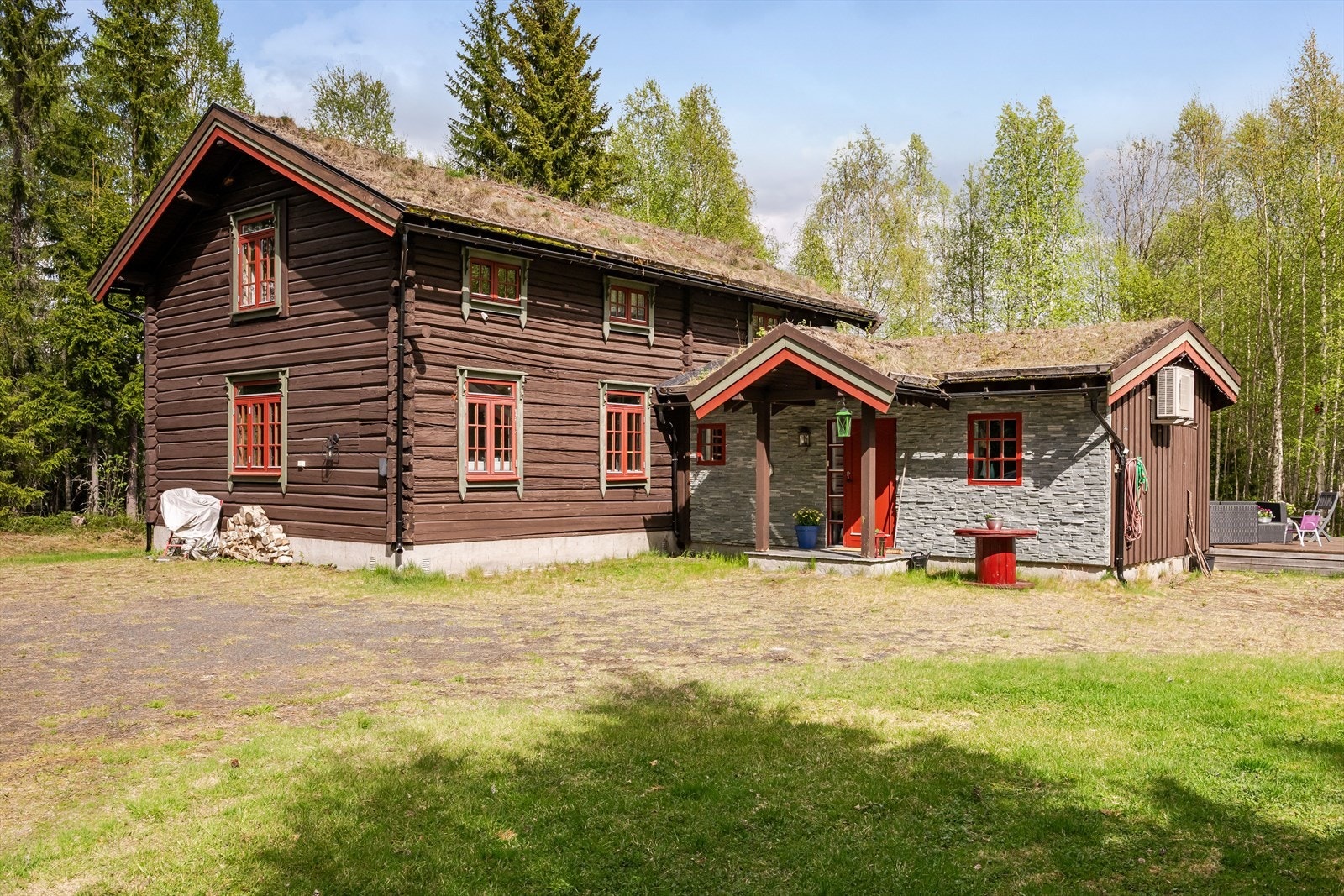 Eiendommen har en svært romslig tomt på nesten 2 mål, og gårdsplassen har god plass til parkering. Galleribilde