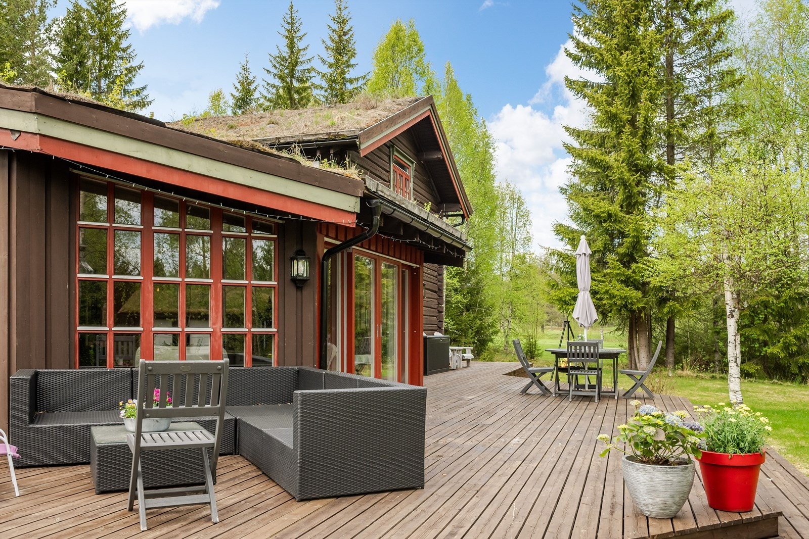 Terrassen ligger vendt hovedsaklig mot øst- og sør, og har brede trapper ned til hagen. Galleribilde
