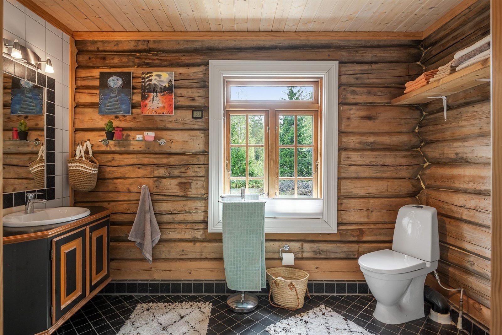 Badet innenfor hovedsoverommet er innredet med nedfelt servant i benkeskap, belyst speil, dushjørne og frittstående toalett. Det er montert plisségardin på vinduet. Galleribilde