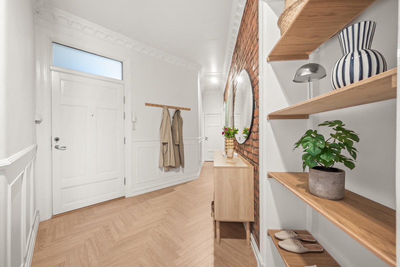 Det er god plass til knagger og skohylle for oppbevaring av yttertøy. Galleribilde