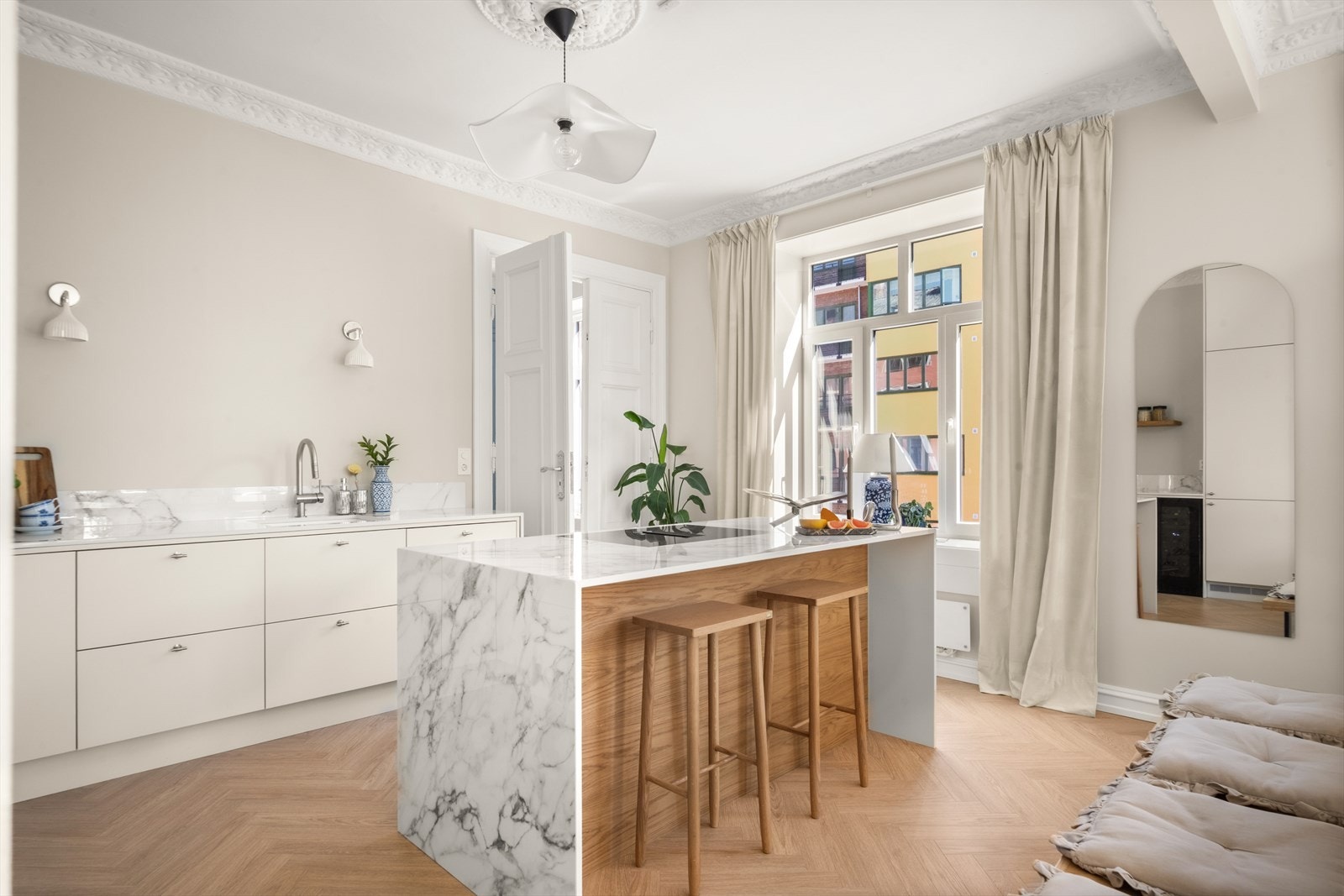 Stilsikker innredning fra Epoq med glatte fronter og integrerte hvitevarer av god kvalitet fra Electrolux. Galleribilde