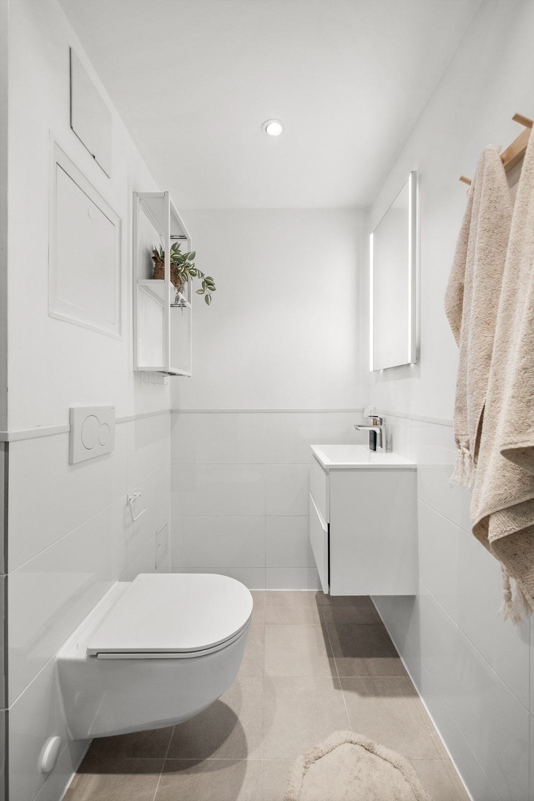 Tidløst og delikat bad pusset opp i 2020. Badet har flislagte overflater, innfelte downlights i himling og elektrisk gulvvarme. Galleribilde