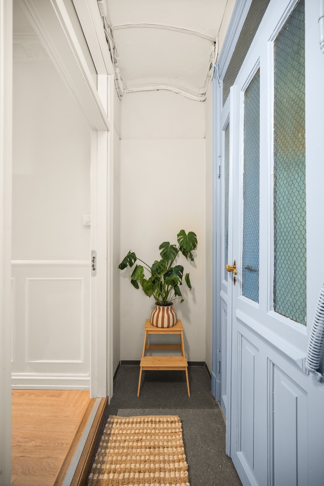 Fra felles oppgang kommer du inn til en mellomgang med adkomst til både leiligheten og brannbalkongen. Galleribilde