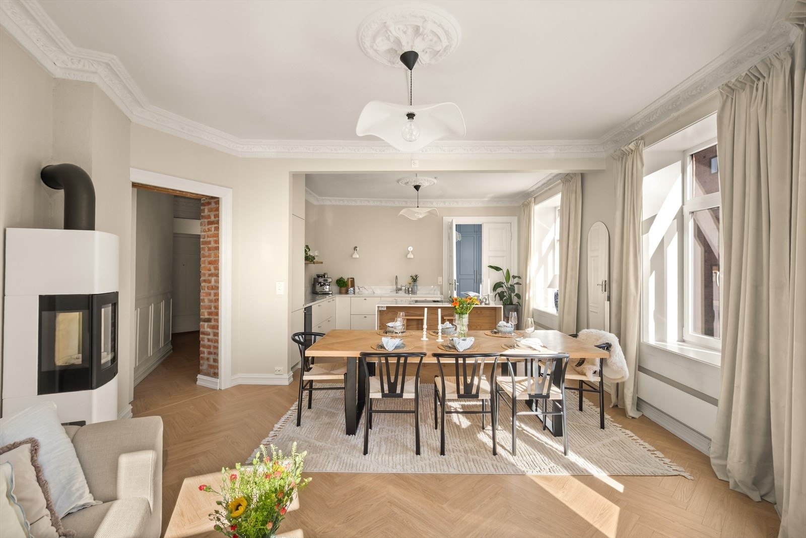 Leiligheten har en stor og sosial løsning hvor det er god plass til både hverdag og hyggelige middagsselskaper. Galleribilde