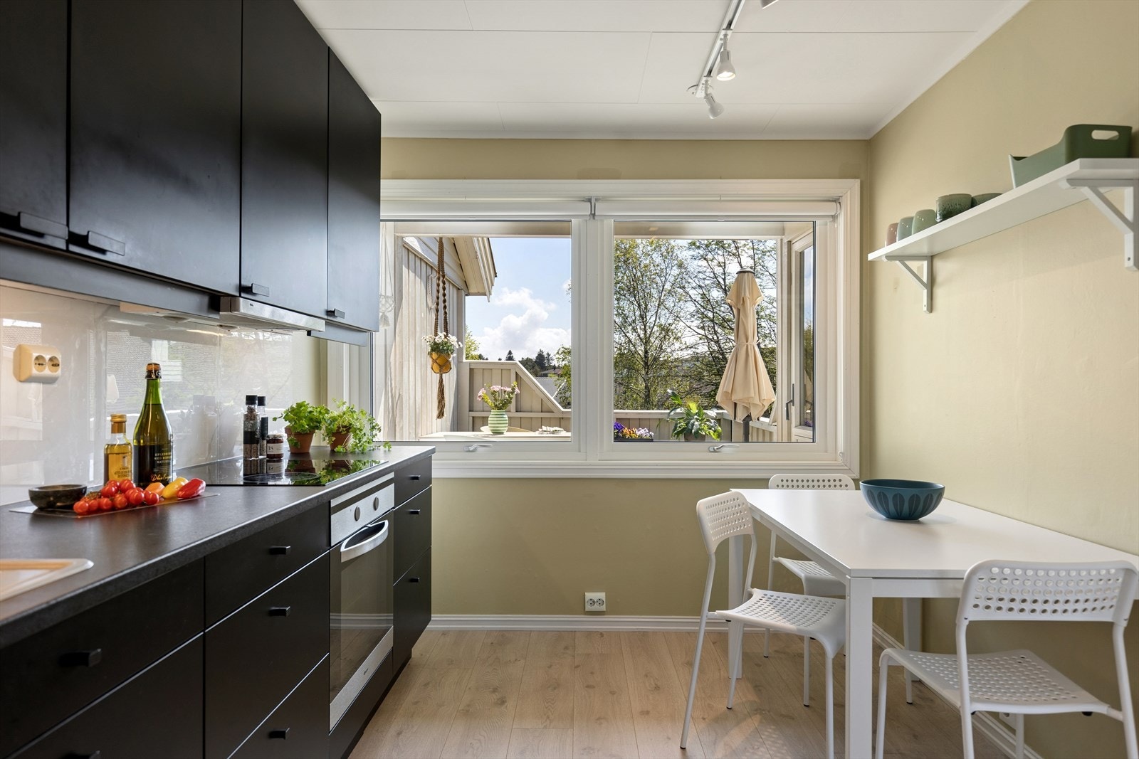Kjøkken med innredning med glatte fronter og laminat benkeplate. Integrerte hvitevarer som oppvaskmaskin, platetopp og stekeovn. Ventilator med avtrekk ut av boligen. Galleribilde
