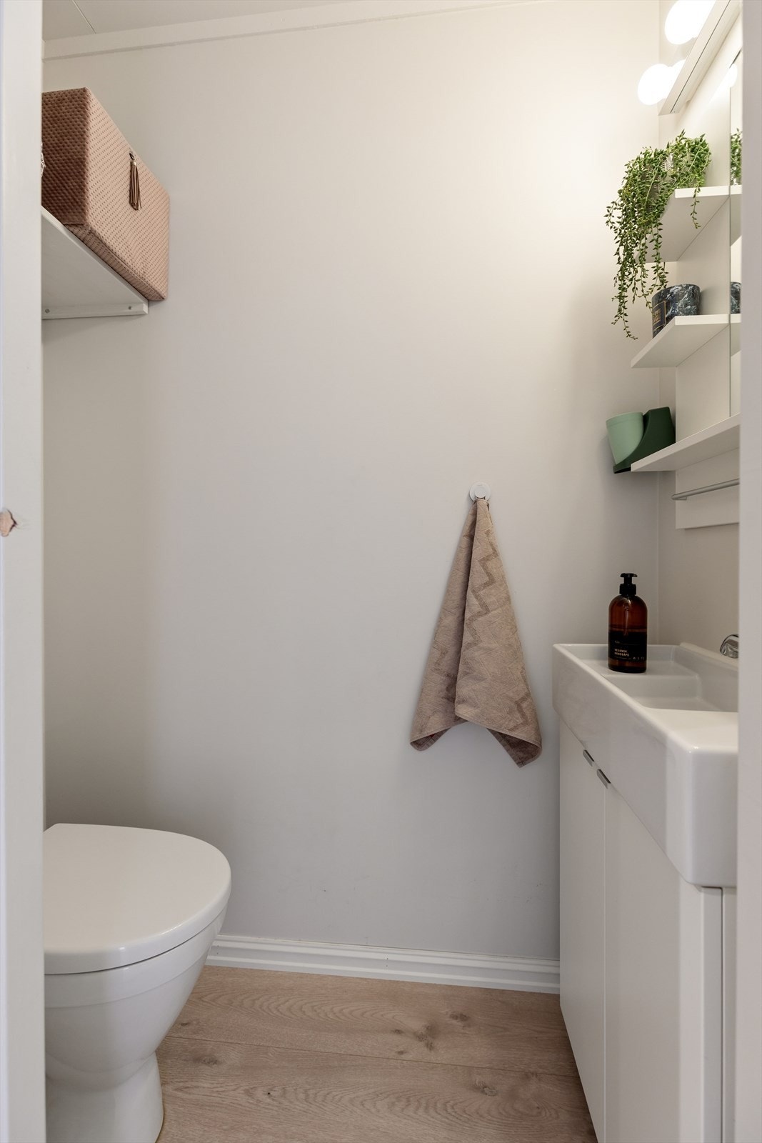 Separat toalettrom med toalett og servant. Rommet har naturlig ventilasjon. Galleribilde