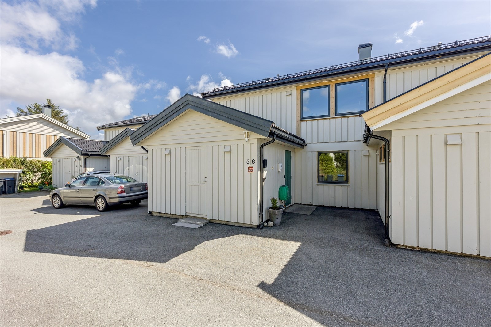 Eiendommen disponerer parkeringsplass rett foran eiendommen og gjesteparkering på felles grunn. Elbillader er montert. Galleribilde