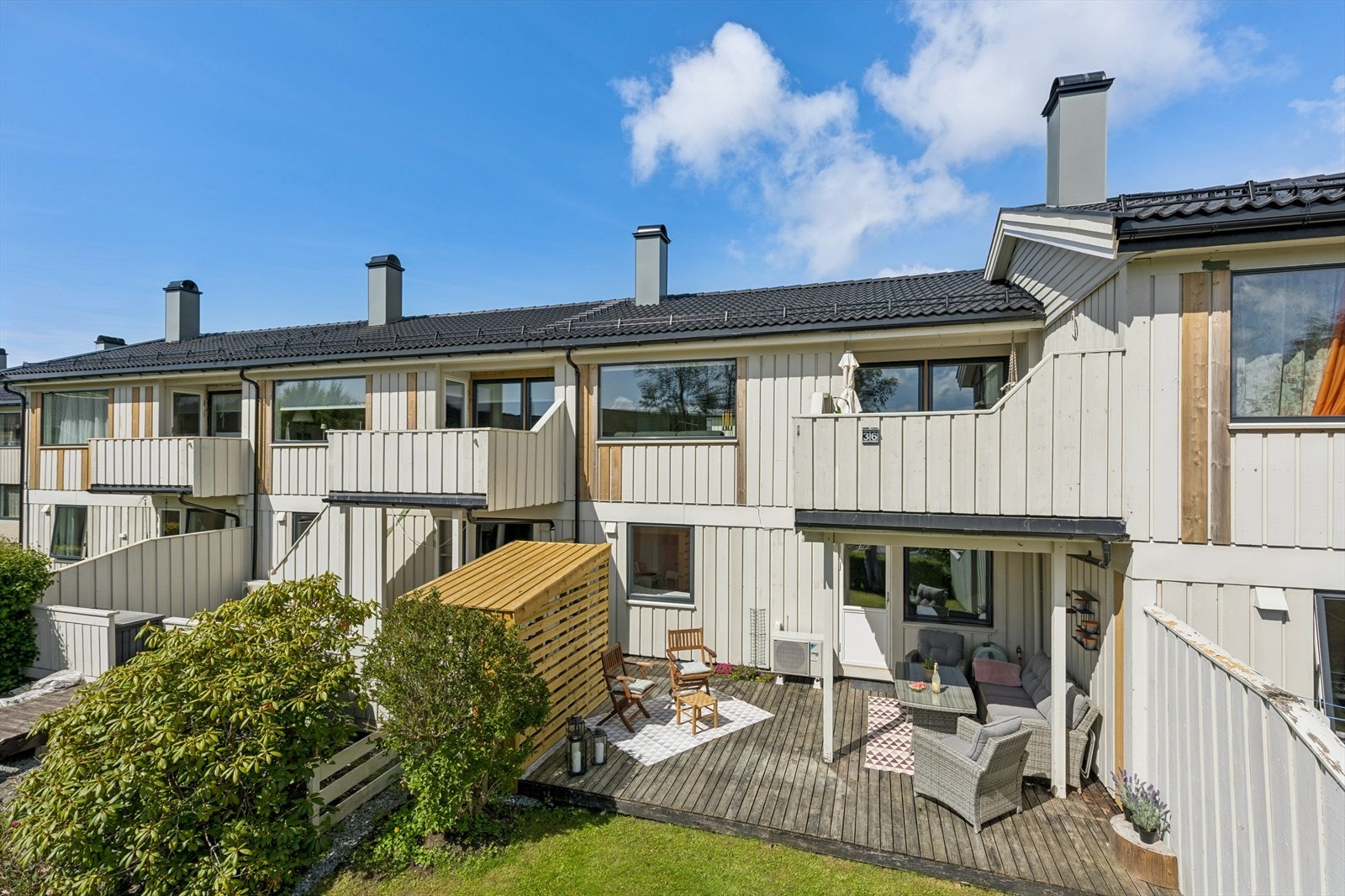 Herlig terrasse og hage mot sør. Her kan man nyte varme sommerdager med familie og venner! Galleribilde