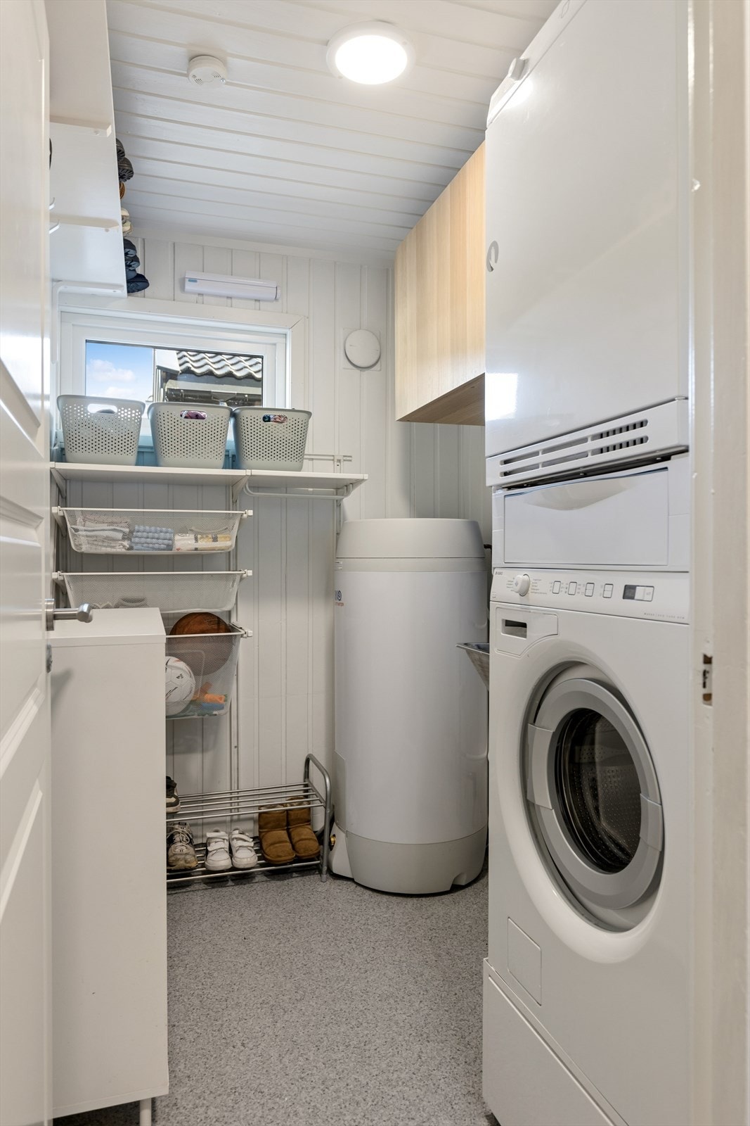 Vaskerom modernisert i 2024 med nytt våtromsbelegg og nytt sluk. Gulv med vinylbelegg og opplegg for vaskemaskin. Rommet har naturlig ventilasjon. Galleribilde
