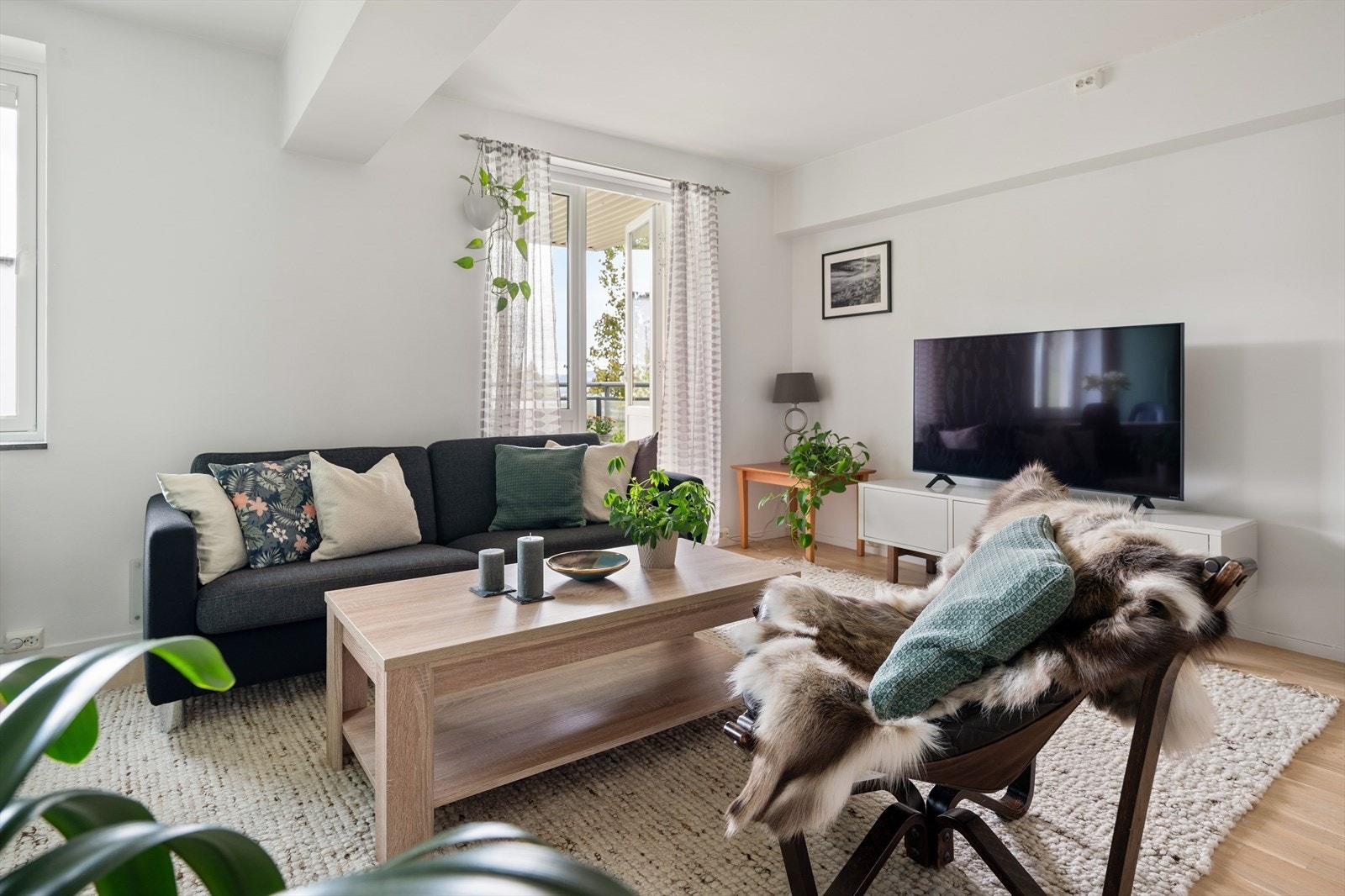 Den åpne stue-/kjøkkenløsningen er på 27m². Galleribilde