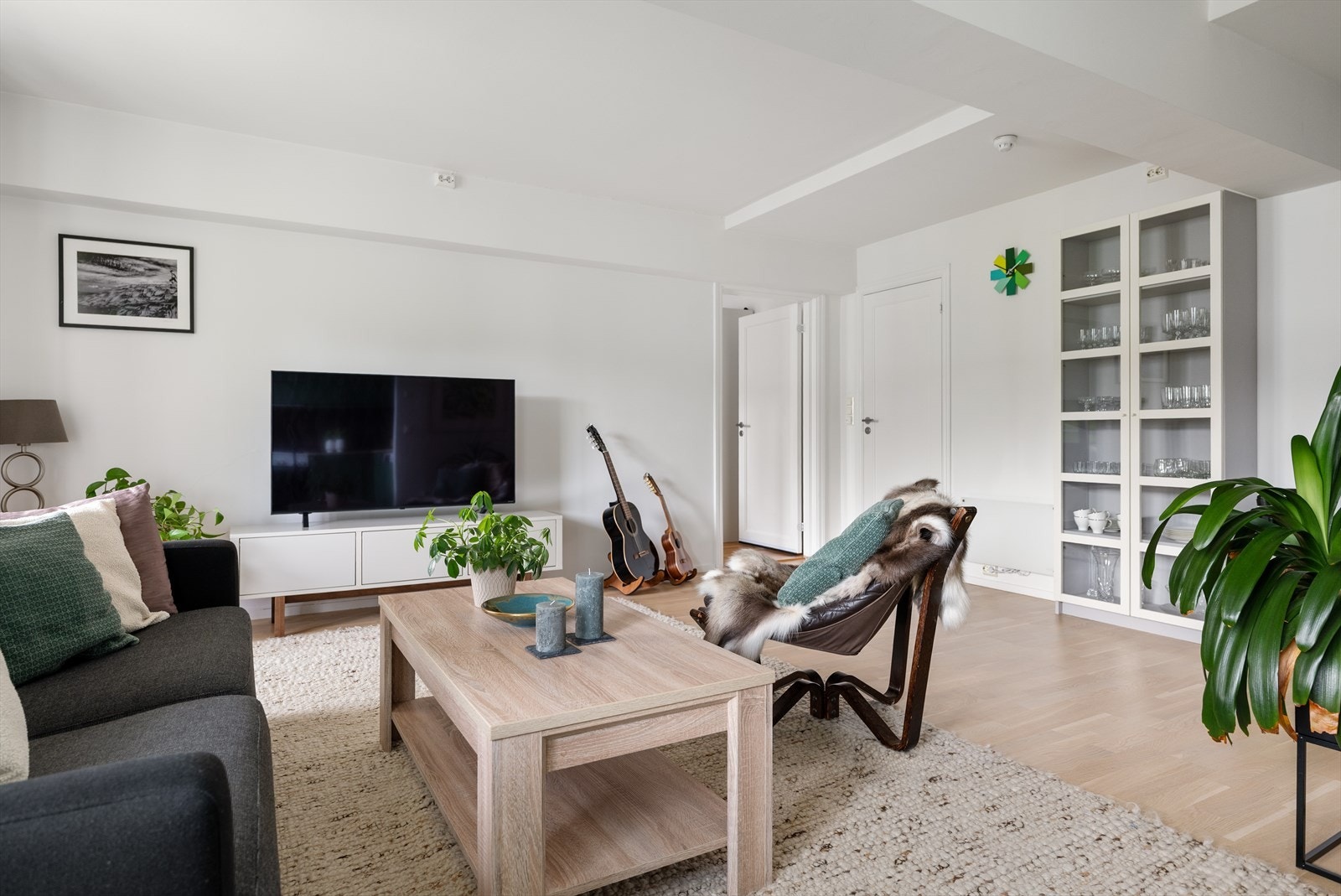 De månedlige felleskostnadene inkluderer Kabel-TV, internett, fellesstrøm, betjening av andel fellesgjeld og div. felleskostnader ifm med drift. Galleribilde