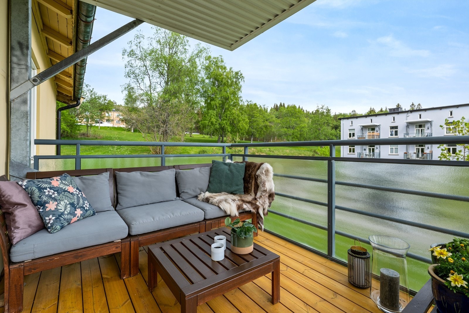 Leiligheten har rikelig med oppbevaringsplass i boder på loft og i kjeller. Loftsboden er på 10m² og kjellerboden er på 11m² med svært god takhøyde. Galleribilde