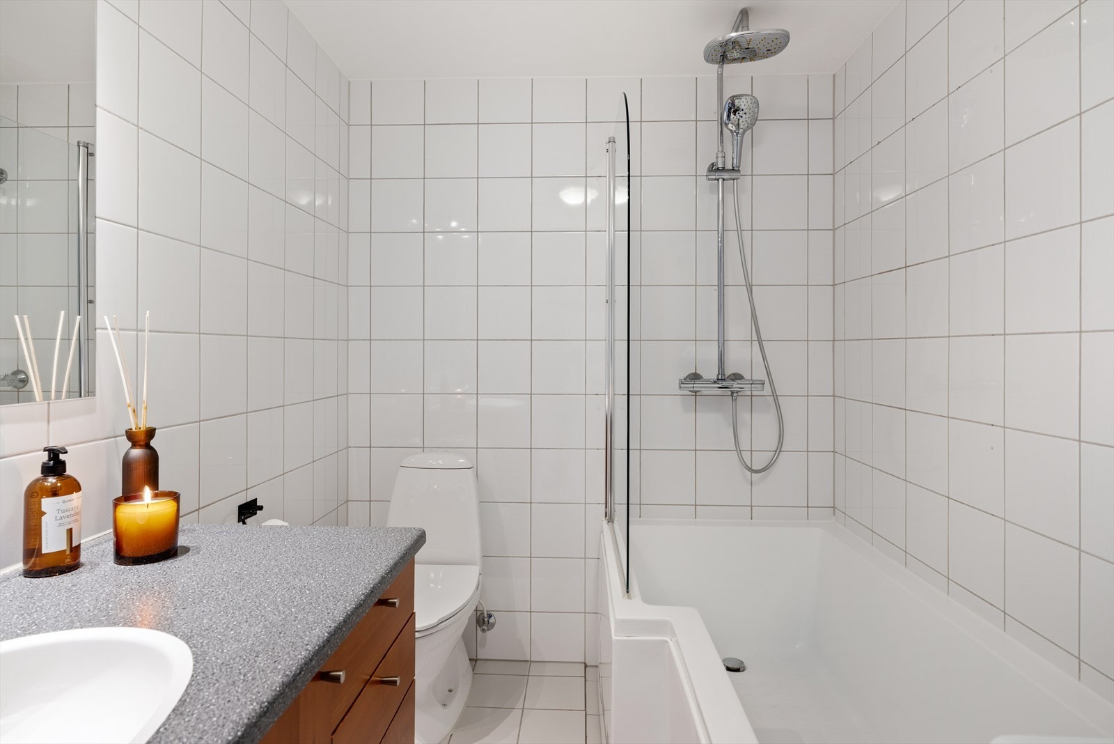 Her får du behagelig gulvvarme, badekar, toalett og vegghengt innredet servant. Galleribilde