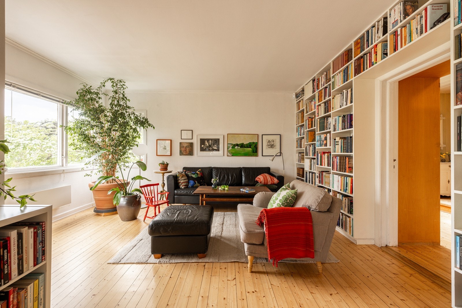 Fra stuen er det direkte utgang til nydelig terrasse og hageareal. Galleribilde