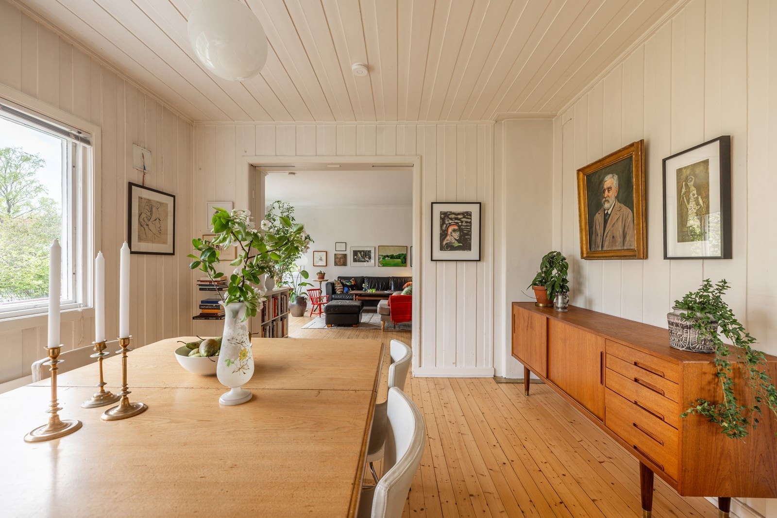 Spisestuen og dagligstuen ligger fint til etter hverandre, og kan både holdes åpen og lukkes ved behov. Galleribilde