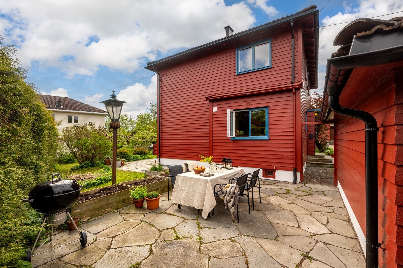 Det er god plass til diverse utemøblement, grill og det man måtte ønske. Galleribilde