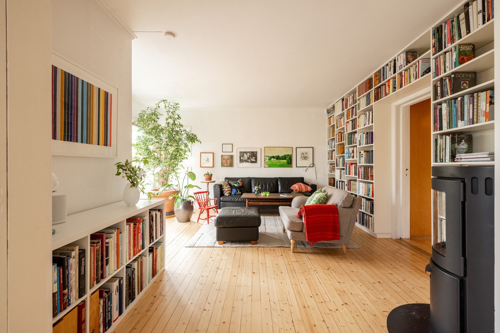 Boligen går over tre etasjer, og har en familievennlig og praktisk planløsning med flere hyggelige oppholdssoner. Galleribilde
