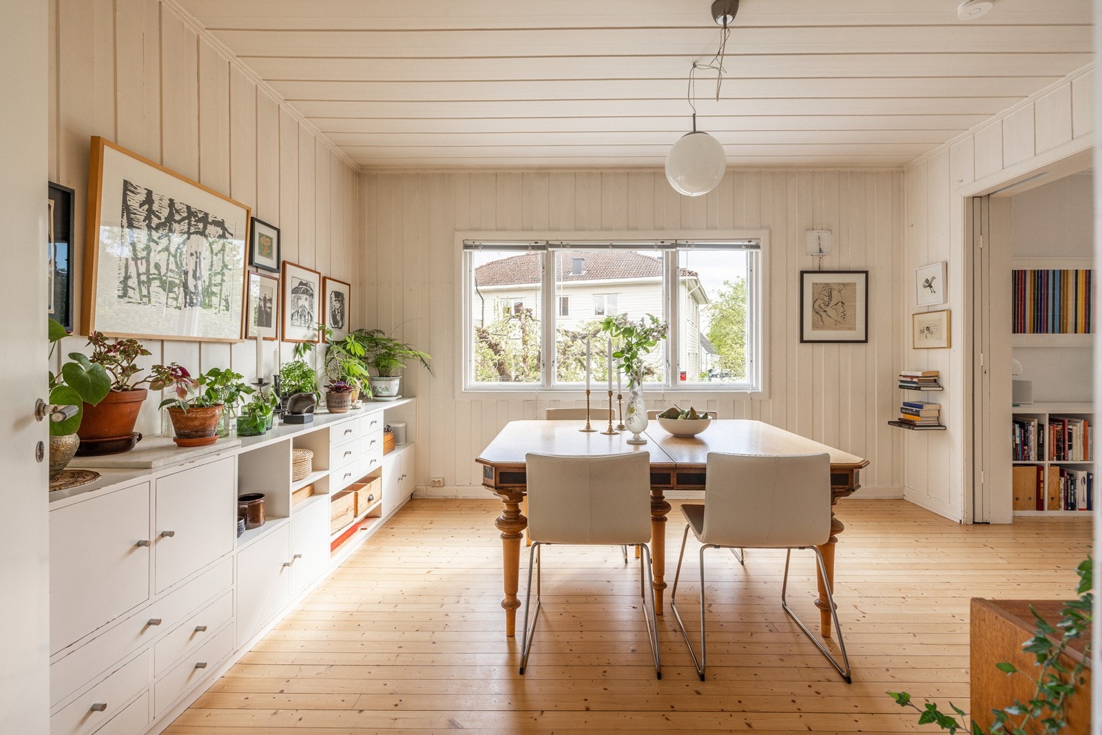Spisestuen har god plass til langbord, og er et naturlig og hyggelig samlingspunkt. Galleribilde