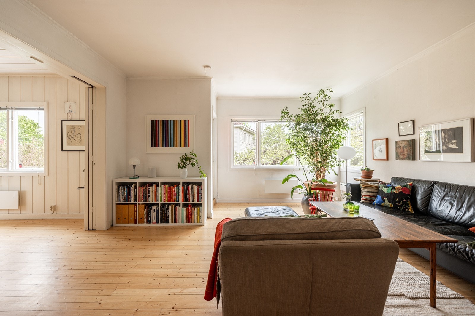 Store vindusflater som slipper inn rikelig med dagslys. Galleribilde