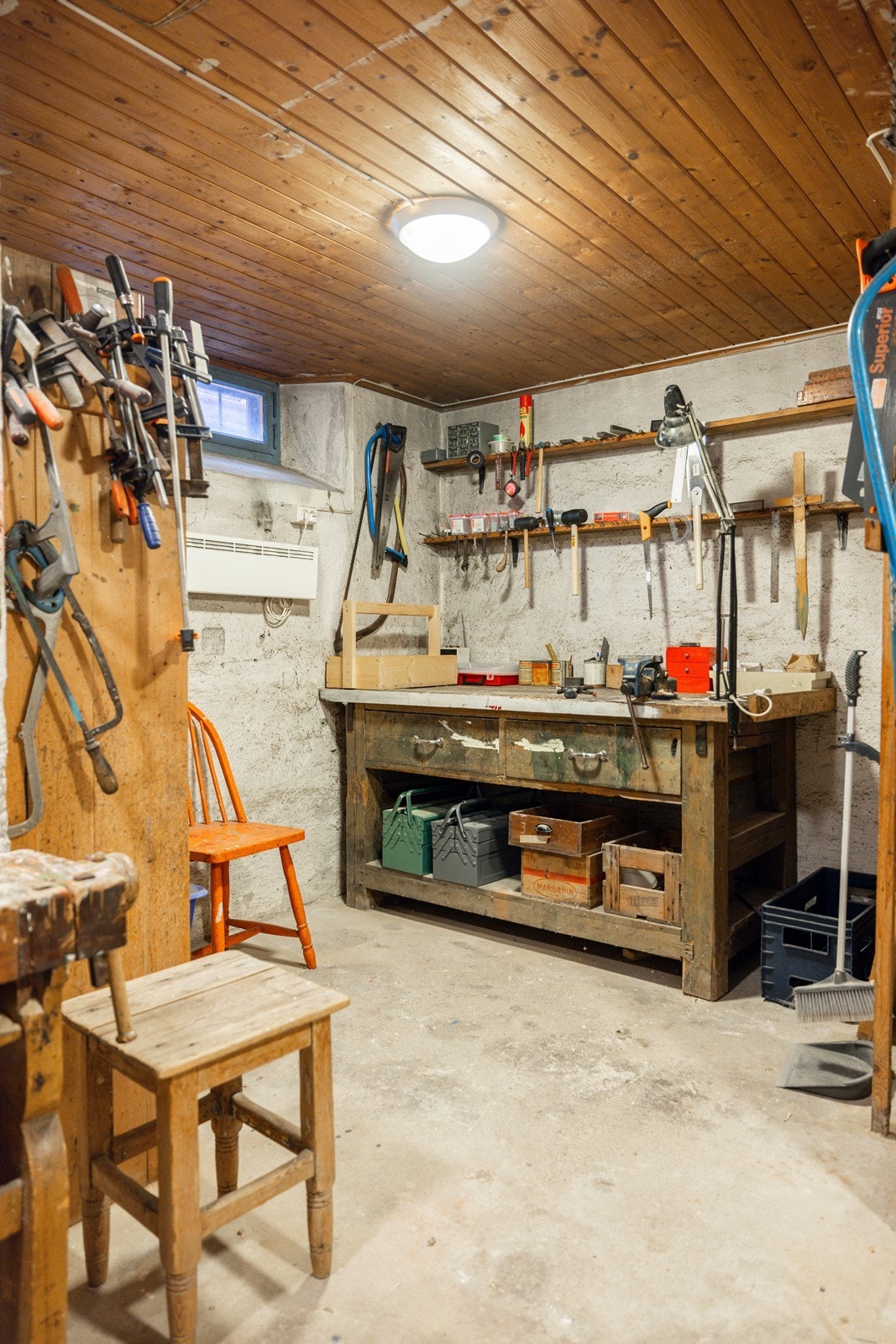 Her finner man snekkerbod, 2 boder, bad, toalettrom og vaskerom. Galleribilde
