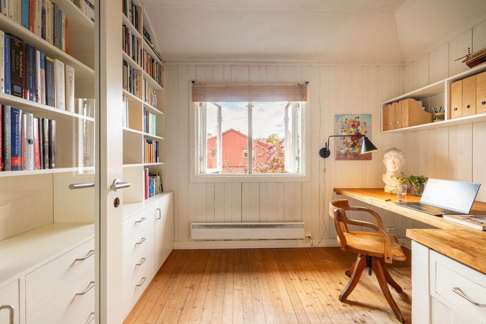 Et av de fire soverommene er i dag innredet som kontor. Galleribilde