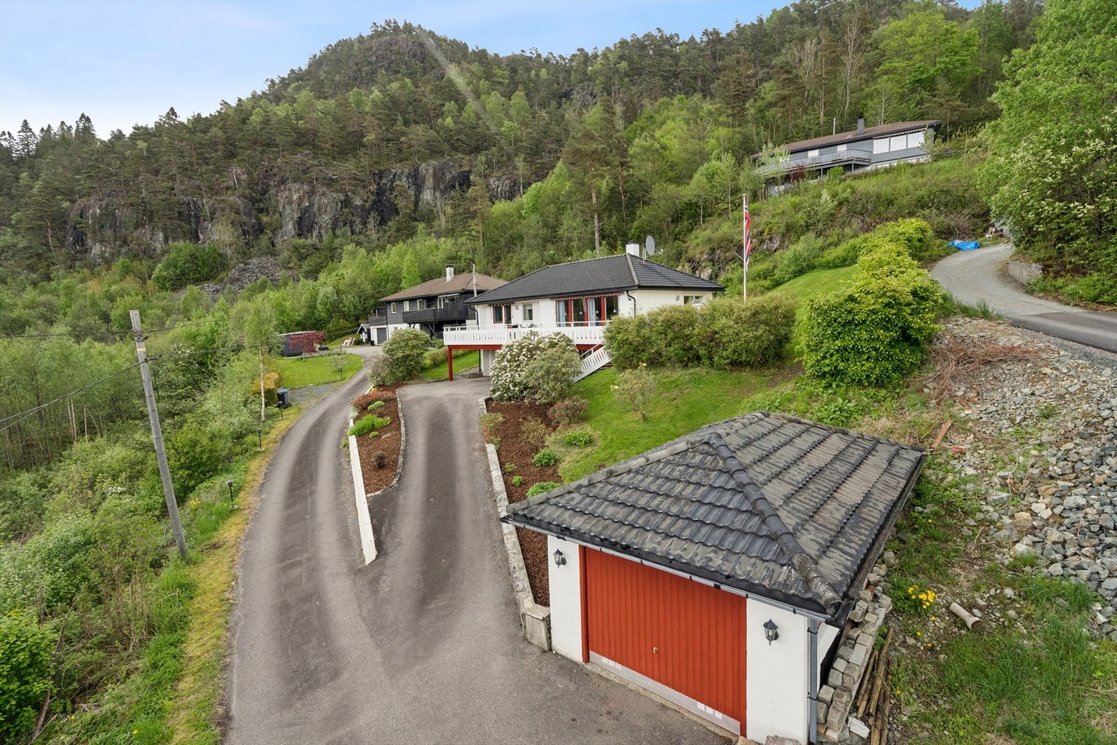Eiendommen har godt med parkering og lagringsplass, med både en integrert og en frittstående garasje. Galleribilde
