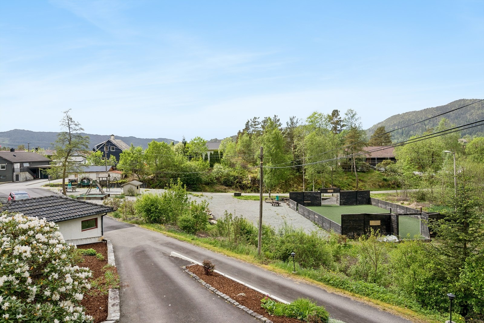 Ballbinge og lekeplass like nedenfor. Galleribilde