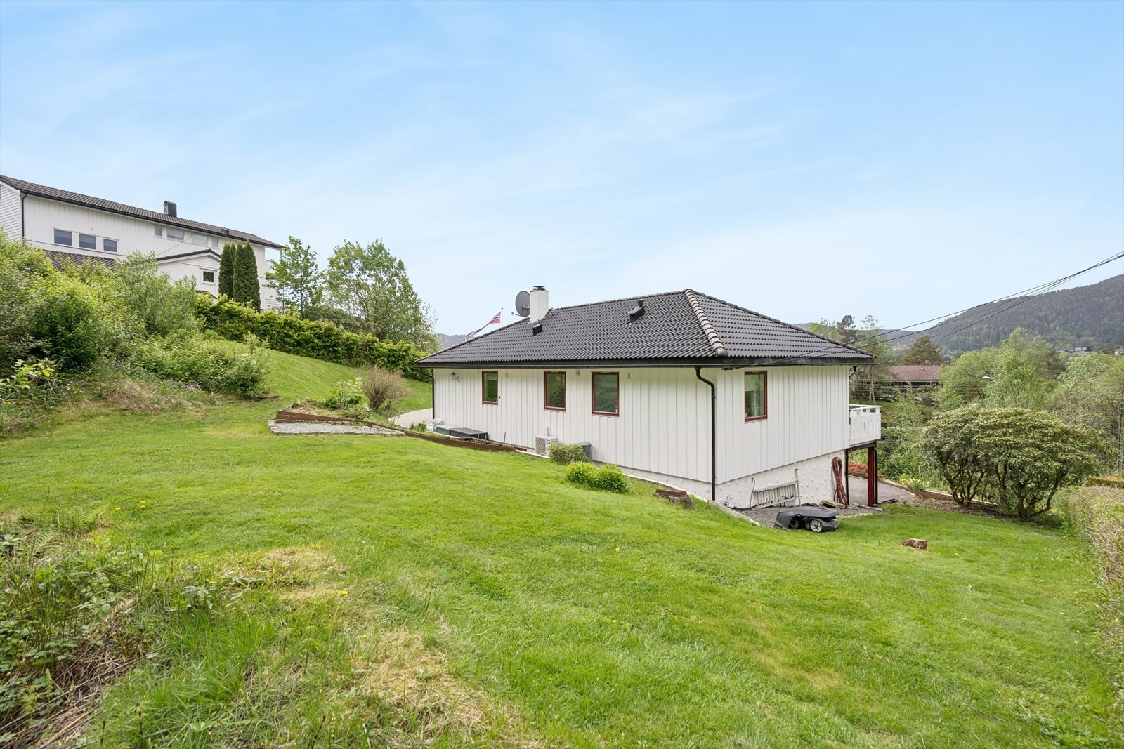 Pent opparbeidet eiendom med sol fra morgen til kveld. Galleribilde