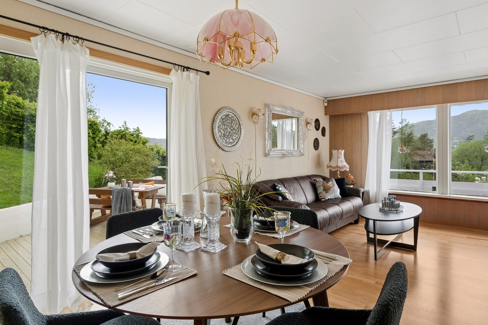 Utgang til terrasse og hage fra stue. Galleribilde
