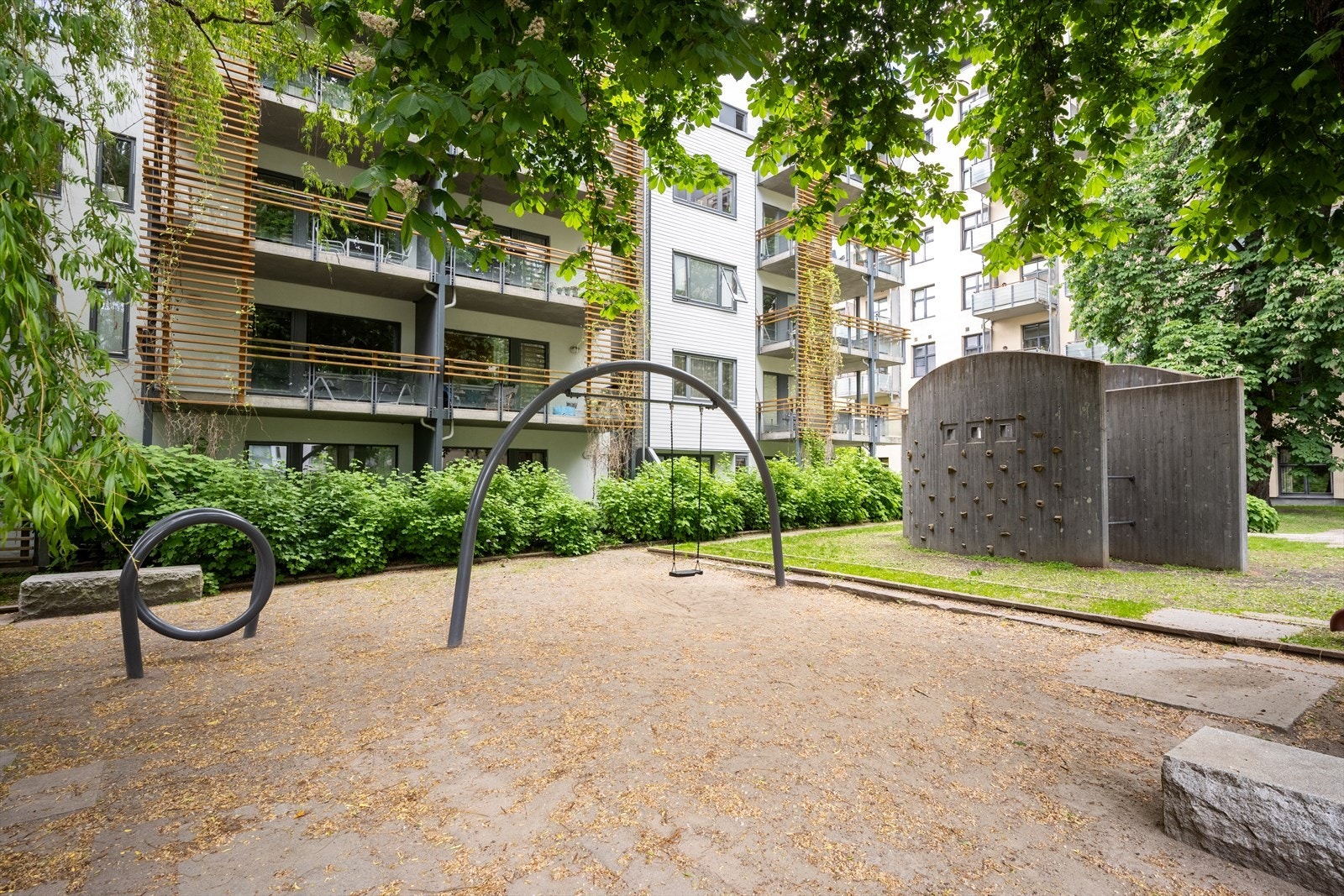 Her finner man flotte parkområder med gangveier som slynger seg mellom blomsterbed, fontener, basseng og trær. Galleribilde