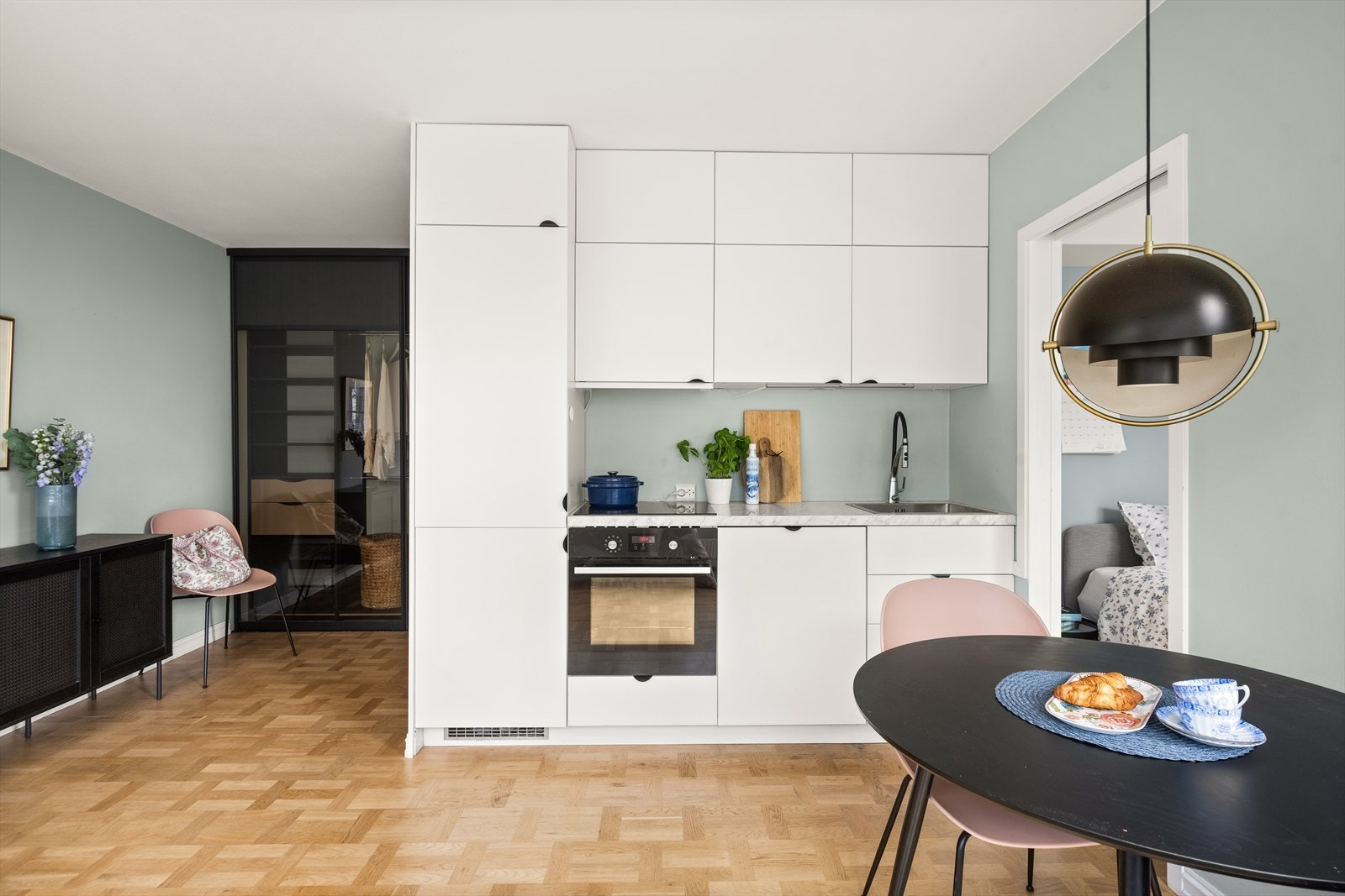 Moderne og stilrent kjøkken med plass til det man trenger. Galleribilde